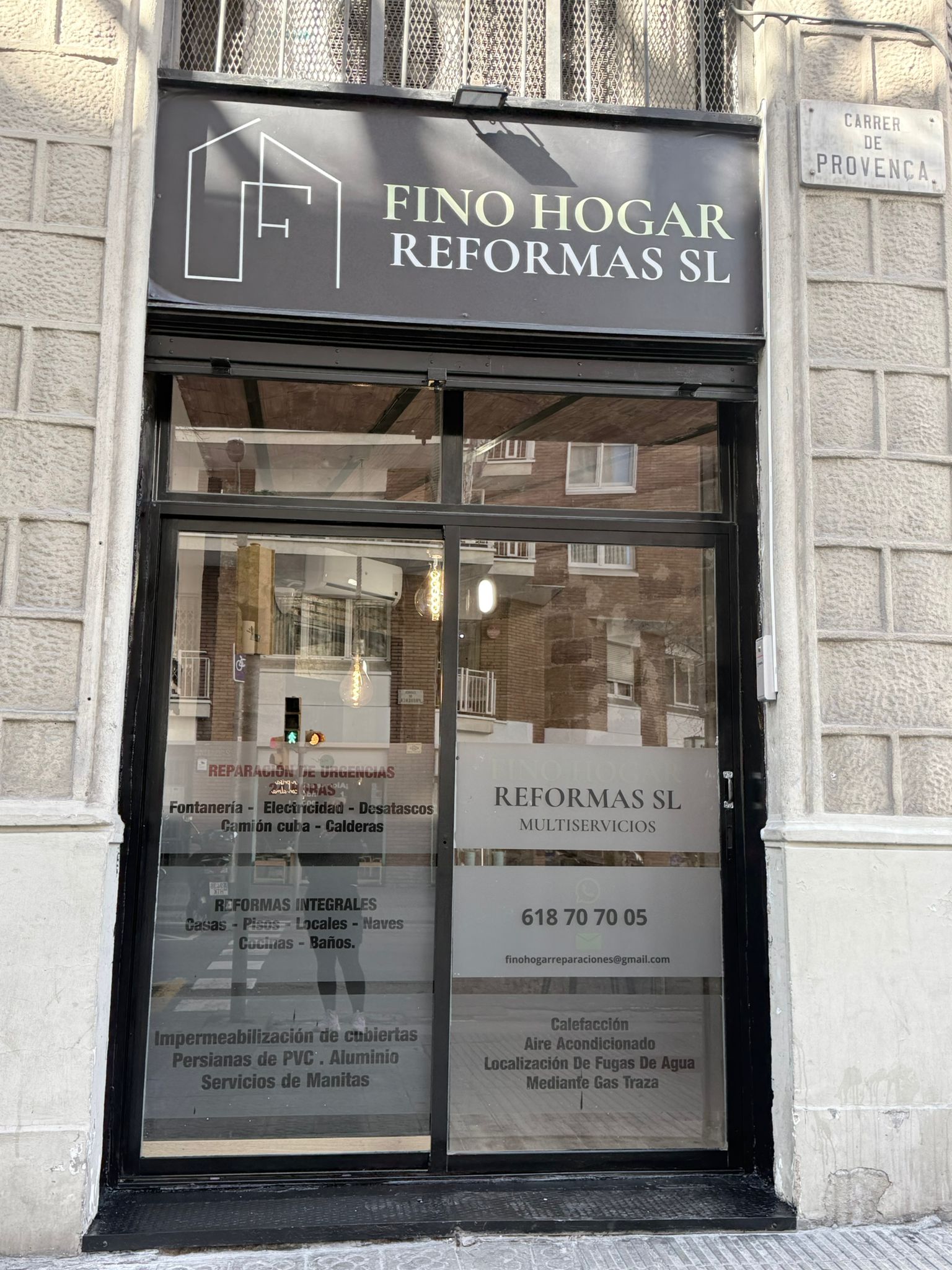 Fachada del local de Fino Hogar Reformas en Carrer de Provença, Barcelona